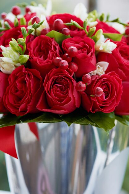 Фото Красный букет роз и ягод, сверкающих в ведре