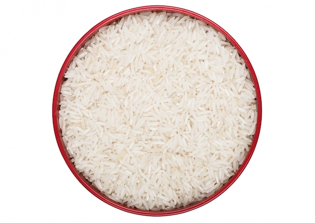 Ciotola rossa di riso basmati organico crudo su fondo bianco.