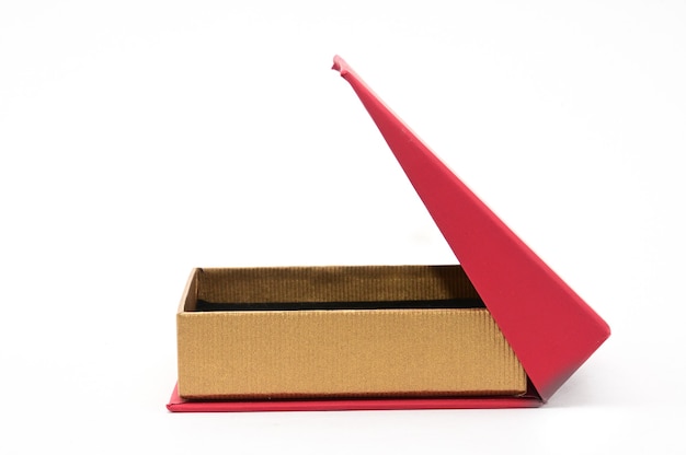 Фото Красная коробка для ювелирных изделий и подарков на изолированном белом