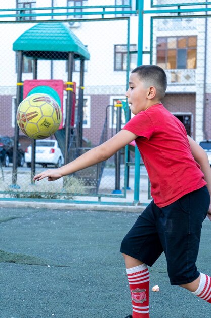 Foto un ragazzo rosso in un parco giochi