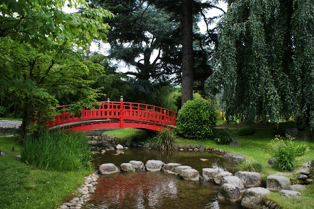 일본 정원에서 붉은 다리