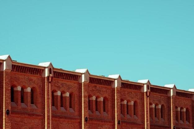 Foto edificio rosso contro un cielo limpido