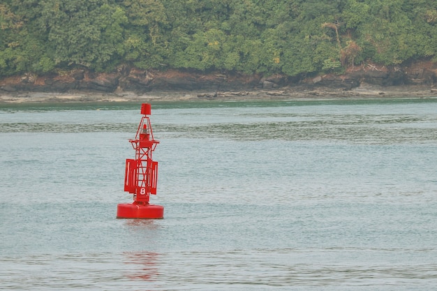 La boa rossa che galleggia sull'acqua di mare significa come luogo profondo.