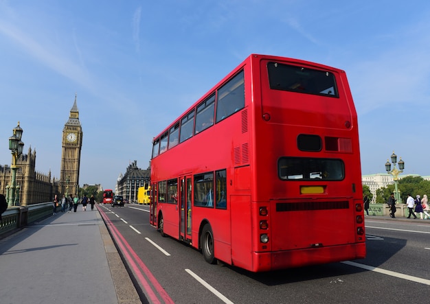 イギリスのロンドンの赤いバス。