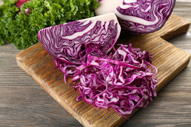 Photo red cabbage and parsley on wooden table