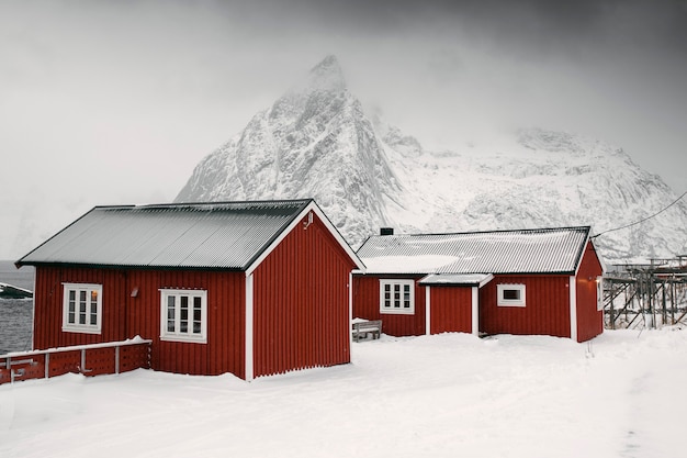 ノルウェー、雪に覆われたサクリソイ島の赤い小屋