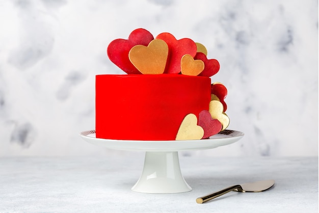 聖バレンタインの日母の日または誕生日の赤いケーキ