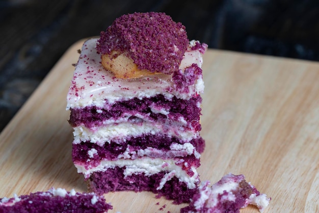 Red cake taarten met botercrème en koekjes in hagelslag