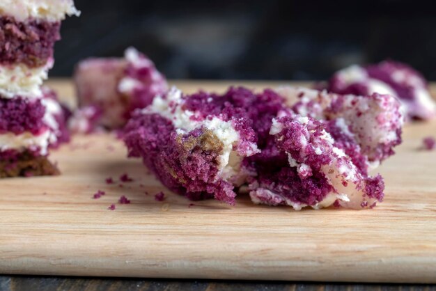 Red cake taarten met botercrème en koekjes in hagelslag