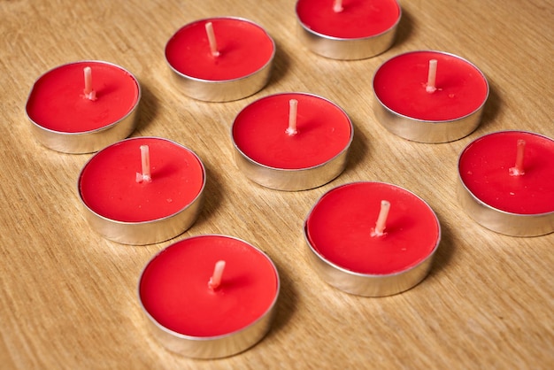 Photo red candles in a circle on a wooden table