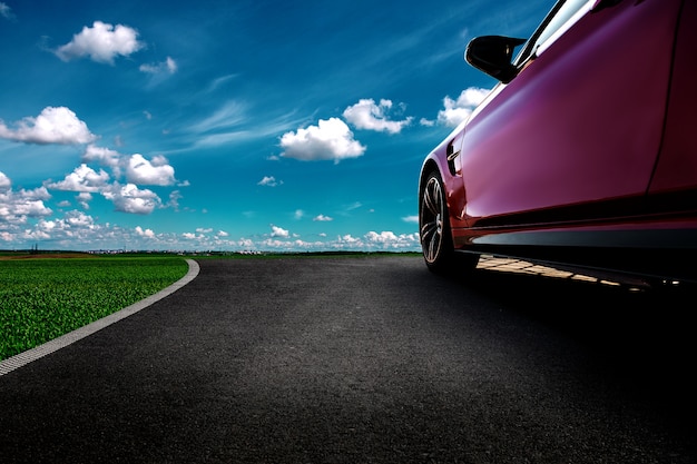 Photo red car on asphalt road