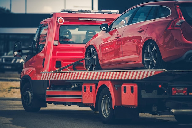 Photo red car on truck in city