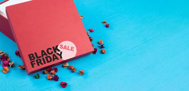 Foto contenitore di carico rosso sulla tavola di legno blu. concetto di vendita del black friday