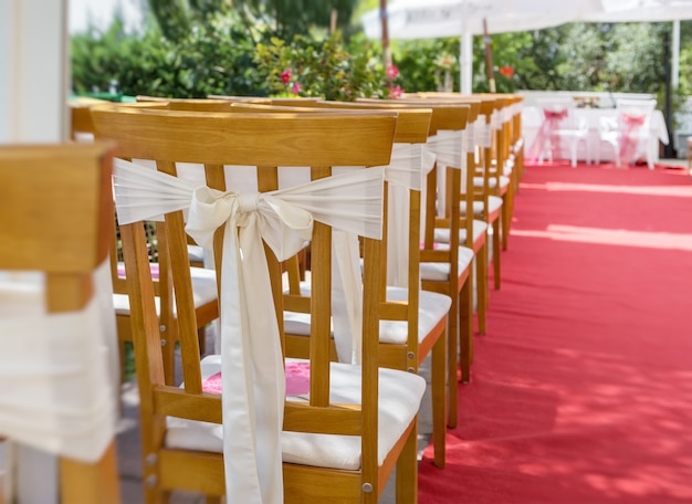 レッドカーペットと結婚式の装飾。椅子のクローズアップ。