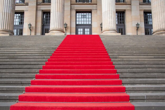 Красная ковровая дорожка на ступеньках главной лестницы.