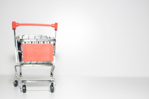 Foto carrello rosso su sfondo bianco