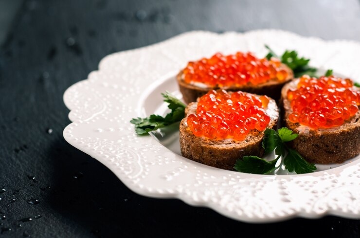 Красная икра на черном хлебе с маслом
