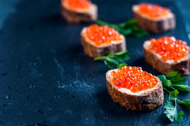 Photo red caviar on slate background