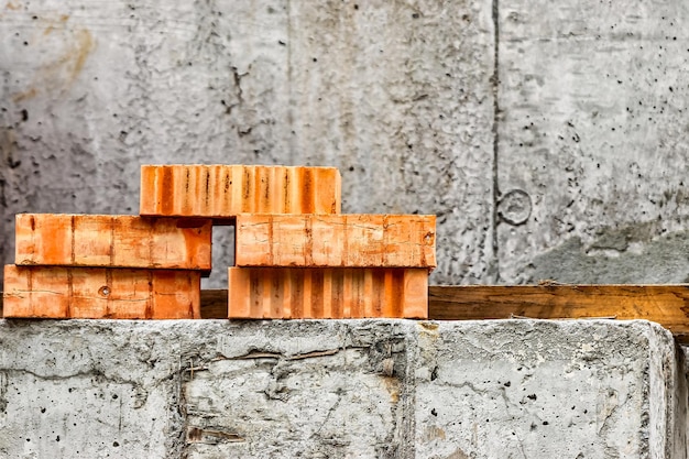 Foto mattoni in ceramica rossa in cantiere keramoblock mattoni cavi costruzione di un edificio in mattoni rossi primo piano materiale per la costruzione di pareti e partizioni