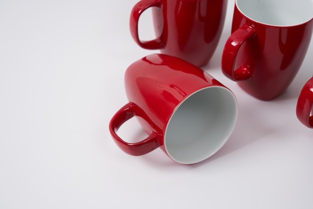Красные керамические чашки для кофе или чая на белом фоне