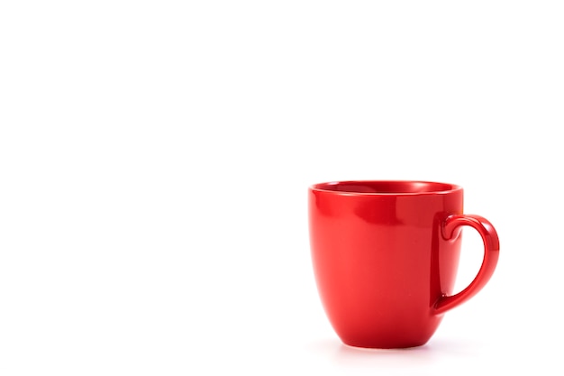 Photo red ceramic mug on white background