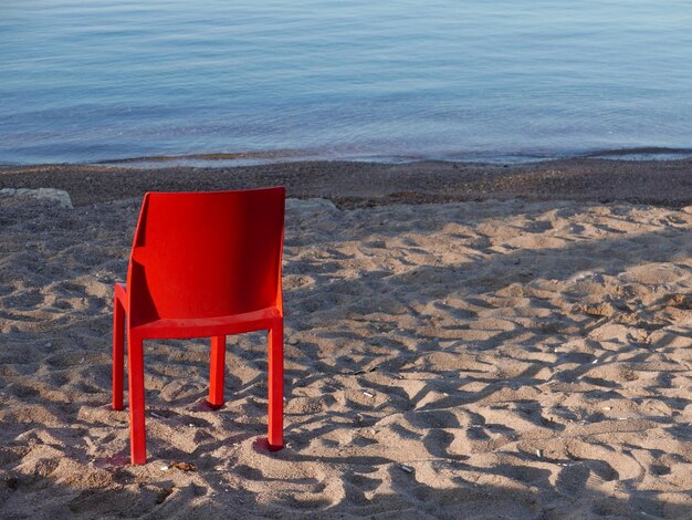 Foto sedie rosse sulla spiaggia