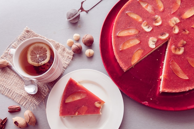  red cheesecake with tea