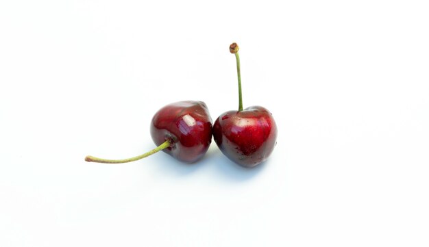 Photo red cherries on white background