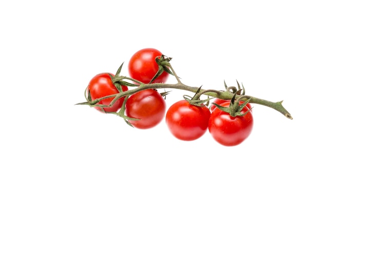 Photo red cherry tomatoes against white background
