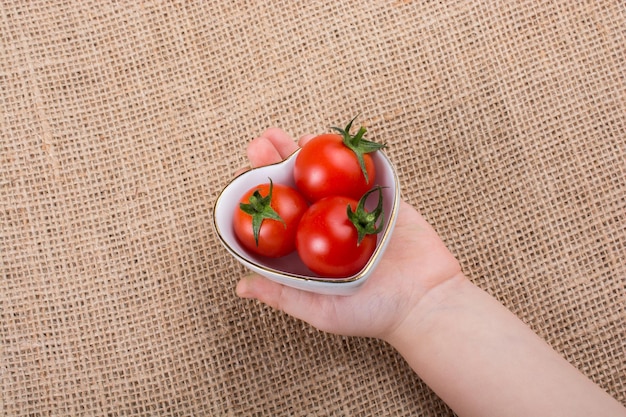 하트 모양의 그릇에 빨간 체리 토마토