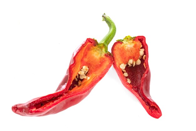 Peperoncino rosso davanti a sfondo bianco