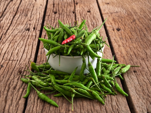 Foto peperoncino rosso e peperone verde in una ciotola bianca