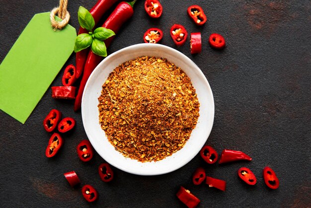 Photo red chili pepper dried chillies on dark background top view