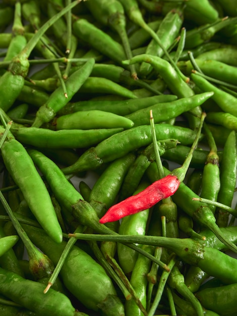 Foto un peperoncino rosso con peperoncino verde