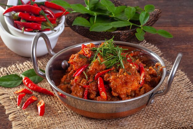 Photo red chili peppers in bowl on table