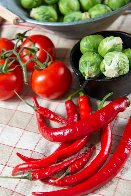 Peperoncini rossi con cavoletti di bruxelles e pomodori