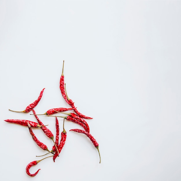 Photo red chilies against isolated background