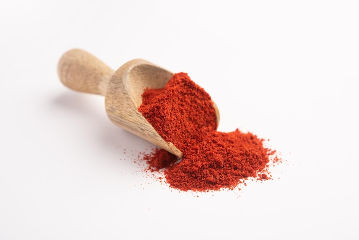 Photo red chilli or lal mirchi or mirch with powder in a bowl or mortar over moody background selective f
