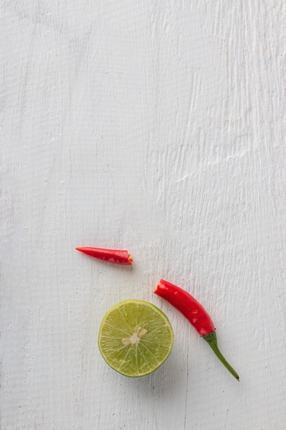 Красный перец чили и лимон Для приготовления тайской еды на белом деревянном столе