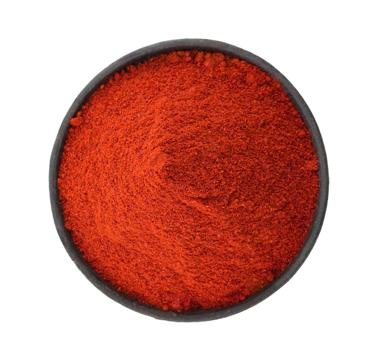 Photo red chilli pepper powder on white background