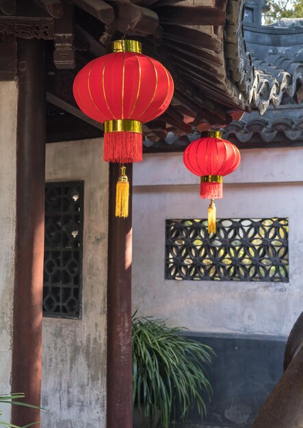 예원의 붉은 중국 등불 또는 상하이의 예원