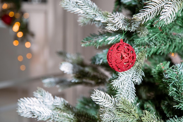 写真 プラスチック製のクリスマスツリーに赤いクリスマスボール