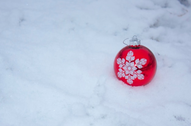 красный елочный шар со снежинкой