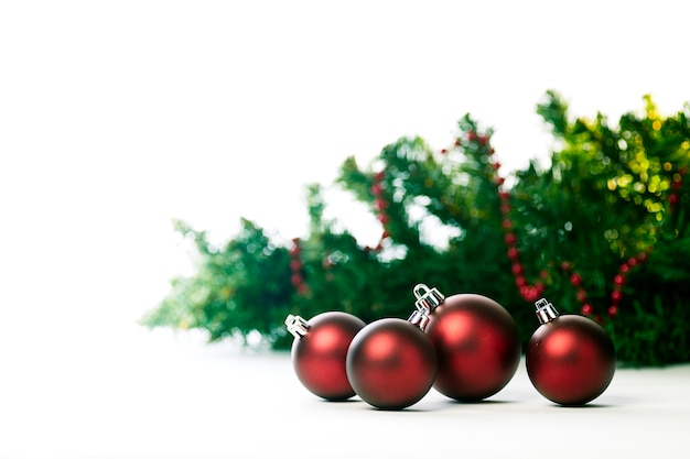 松の木と赤いクリスマスボール飾り