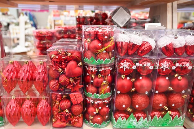 상점 선반에 빨간 크리스마스 공입니다. 고품질 사진