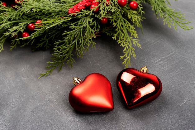 写真 灰色の背景に赤いクリスマスの泡の心クリスマス時間の概念