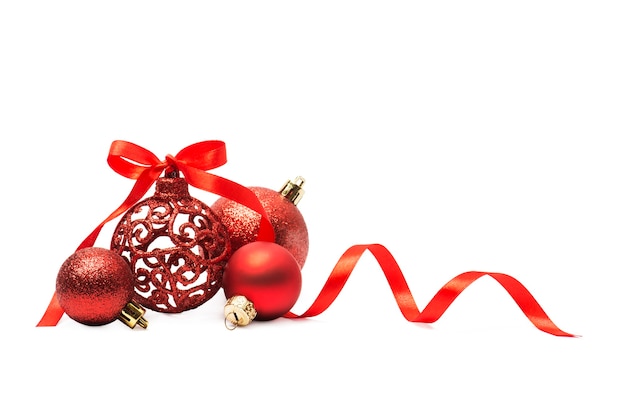 白い背景で隔離のリボンの弓と赤いクリスマス装飾安物の宝石