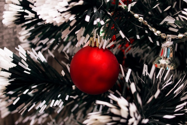 가문비나무 가지에 빨간 크리스마스 장식