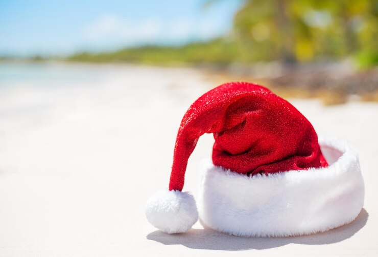Photo red christmas hat on the beach