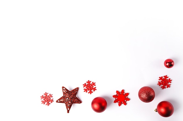 Foto ornamenti di natale rosso su sfondo bianco. cartolina di buon natale. tema natalizio per le vacanze invernali. buon anno. spazio per il testo.